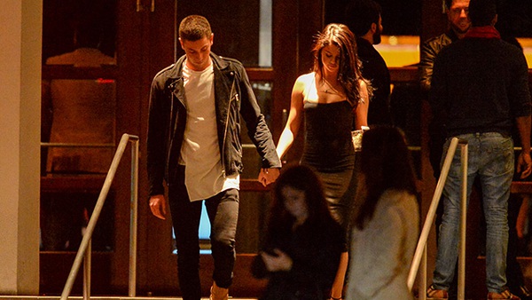 Lộ thêm ảnh Selena Gomez nắm tay bạn trai tin đồn rời khách sạn - Ảnh 1.