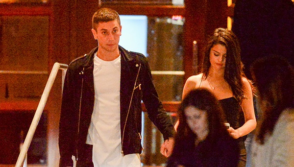 Lộ thêm ảnh Selena Gomez nắm tay bạn trai tin đồn rời khách sạn - Ảnh 2.
