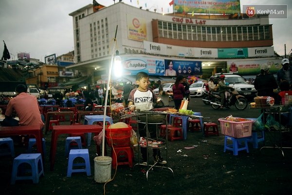 Hoàn cảnh khó nhọc của cậu bé 10 tuổi bán bánh tráng nướng nổi tiếng tại chợ Đà Lạt - Ảnh 2.