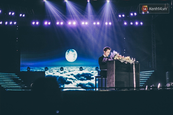 Những khoảnh khắc đẹp lay động trong liveshow Sơn T&ugrave;ng tại H&agrave; Nội - Ảnh 2.