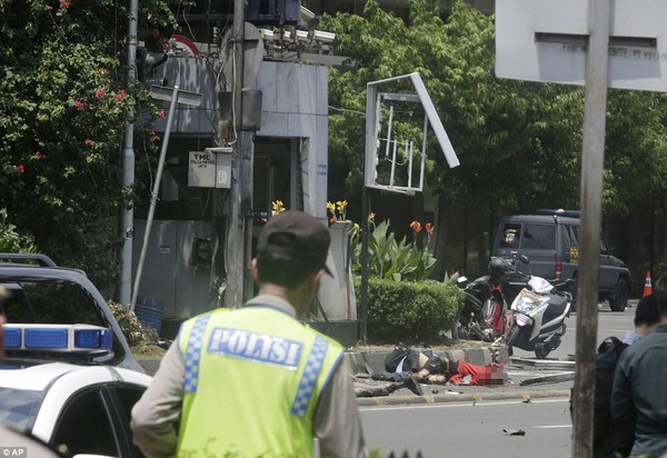 Những hình ảnh đáng sợ trong vụ đánh bom giữa thủ đô Indonesia - Ảnh 7.