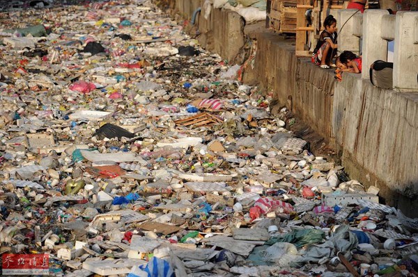 Kinh ho&agrave;ng trước những d&ograve;ng s&ocirc;ng r&aacute;c nhiều hơn nước ở Philippines - Ảnh 6.