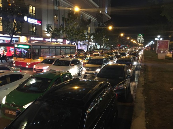 Đường phố Hà Nội lại tắc nghẽn nghiêm trọng vào giờ tan tầm - Ảnh 13.