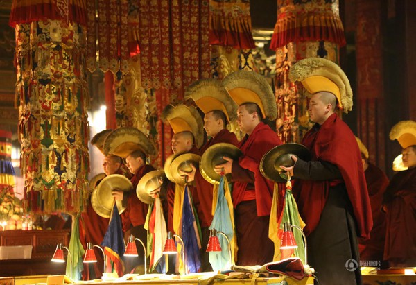 Người dân Trung Quốc chen chúc lên chùa cầu may dịp đầu năm mới - Ảnh 3.
