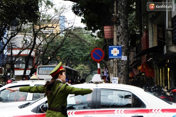 Nữ cảnh sát xinh đẹp phân luồng giao thông trong ngày vía thần Tài - Ảnh 6.