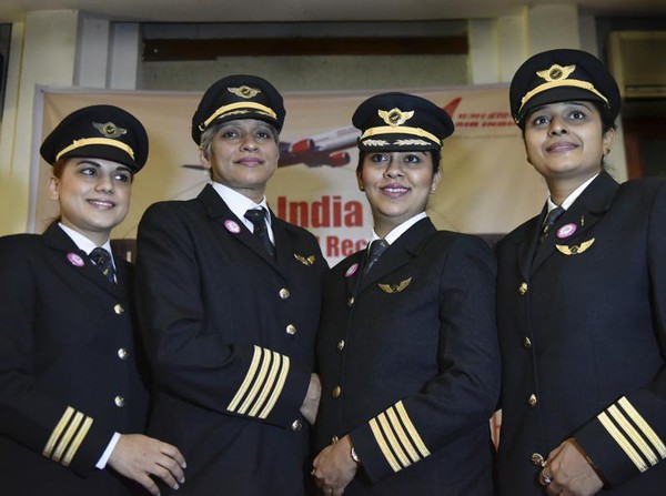 Chuyến bay có phi hành đoàn toàn nữ giới nhân ngày 8/3 - Ảnh 6.