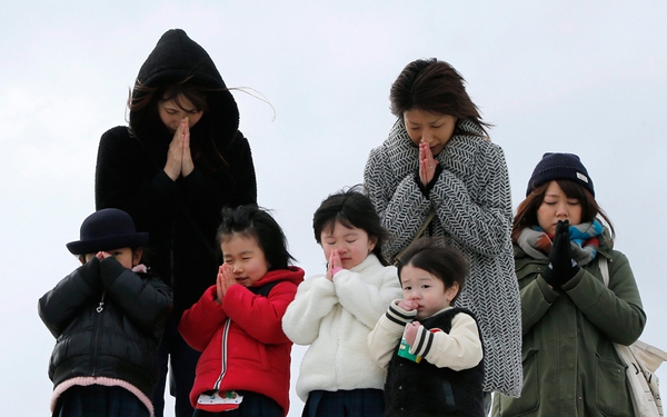Người dân Nhật Bản cùng nắm tay tưởng niệm các nạn nhân thảm họa động đất sóng thần - Ảnh 7.