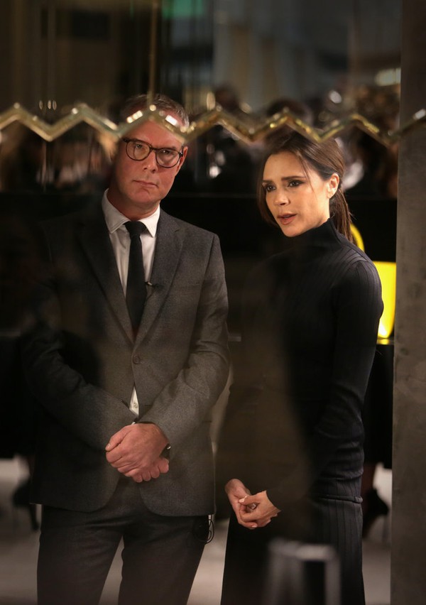 Victoria Beckham lần đầu diện đồ khoe dáng sau thời gian dài kín cổng cao tường - Ảnh 8.