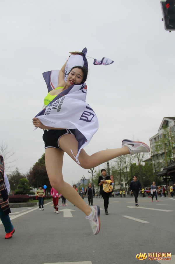 Nữ tiếp vi&ecirc;n h&agrave;ng kh&ocirc;ng đi gi&agrave;y cao g&oacute;t chạy marathon 8km v&igrave; Song Joong Ki - Ảnh 5.