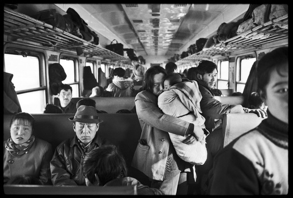 Chùm ảnh: Cuộc sống muôn màu trong bộ ảnh đen trắng trên những chuyến tàu xưa - Ảnh 3.