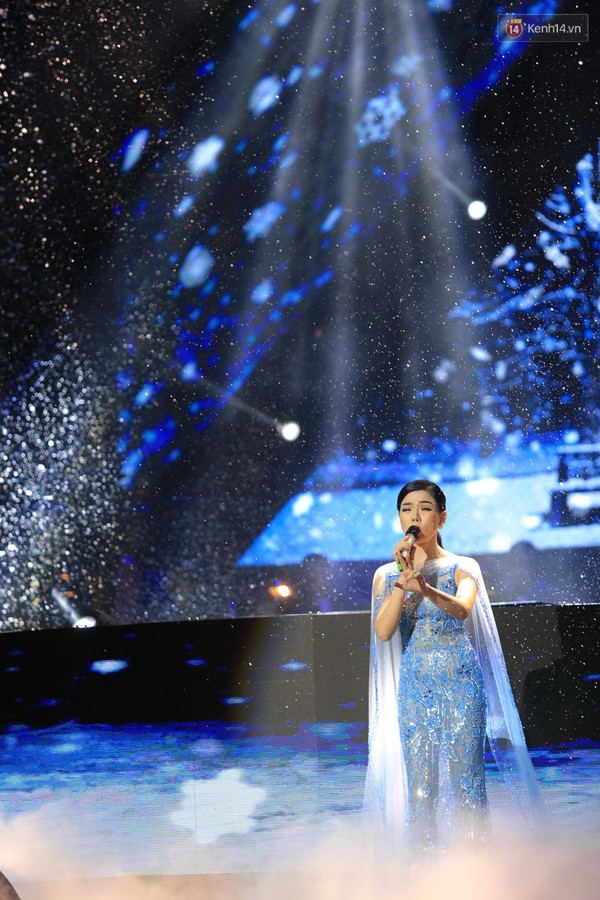 Lệ Quy&ecirc;n được Tuấn Hưng l&aacute;i m&ocirc; t&ocirc;, tặng hoa tr&ecirc;n s&acirc;n khấu liveshow - Ảnh 21.