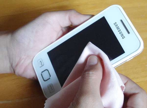 Vệ sinh m&agrave;n h&igrave;nh smartphone kh&ocirc;ng kh&oacute; như bạn tưởng - Ảnh 8.