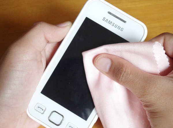 Vệ sinh m&agrave;n h&igrave;nh smartphone kh&ocirc;ng kh&oacute; như bạn tưởng - Ảnh 2.