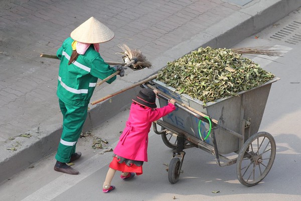 Loạt ảnh Ở đ&acirc;u c&oacute; mẹ, ở đ&oacute; c&oacute; Tết của hai mẹ con c&ocirc; lao c&ocirc;ng g&acirc;y x&uacute;c động - Ảnh 1.