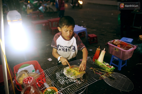 Hoàn cảnh khó nhọc của cậu bé 10 tuổi bán bánh tráng nướng nổi tiếng tại chợ Đà Lạt - Ảnh 5.