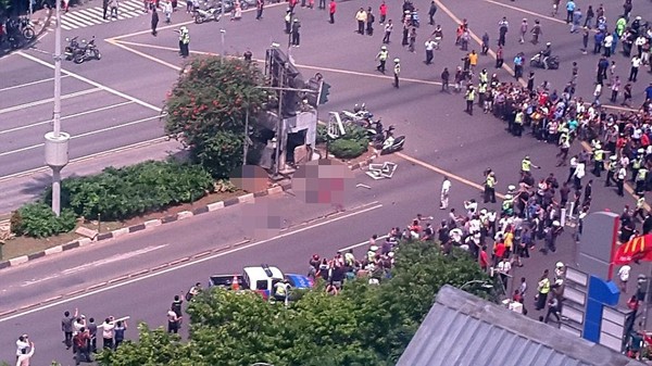 Những hình ảnh đáng sợ trong vụ đánh bom giữa thủ đô Indonesia - Ảnh 8.