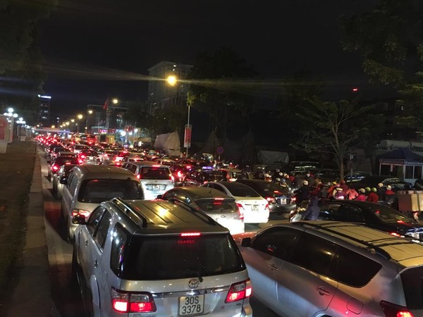 Đường phố Hà Nội lại tắc nghẽn nghiêm trọng vào giờ tan tầm - Ảnh 14.