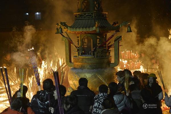 Người dân Trung Quốc chen chúc lên chùa cầu may dịp đầu năm mới - Ảnh 11.