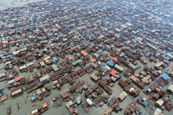 Chùm ảnh: Khu ổ chuột trên mặt nước lớn nhất thế giới - Ảnh 1.