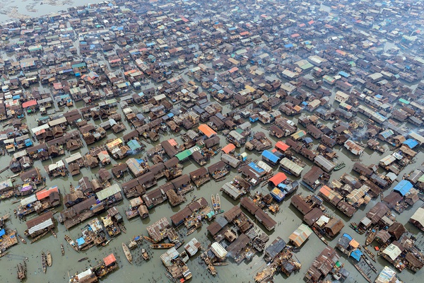 Ch&ugrave;m ảnh: Khu ổ chuột tr&ecirc;n mặt nước lớn nhất thế giới - Ảnh 1.