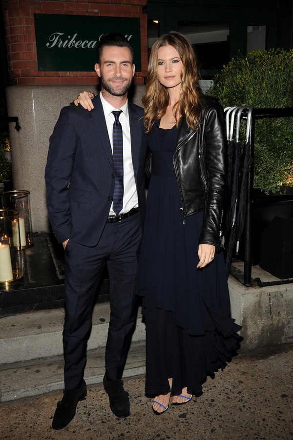 Xu&yacute;t xoa với loạt khoảnh khắc thời trang đẹp như mơ của Adam Levine & Behati Prinsloo - Ảnh 9.