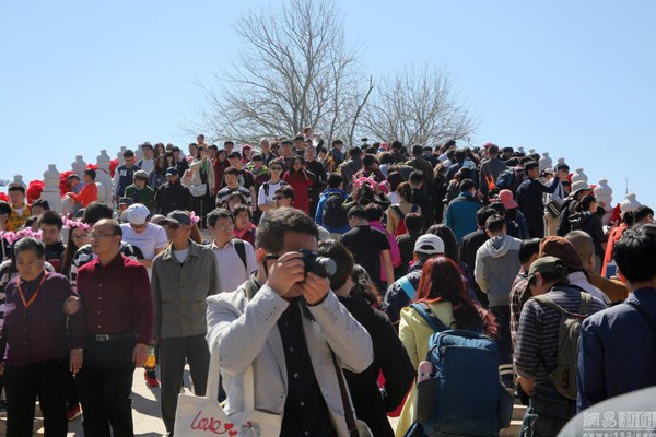 Đ&acirc;y ch&iacute;nh l&agrave; cảnh tượng ở n&uacute;i Th&aacute;i Sơn v&agrave; Vạn L&yacute; Trường Th&agrave;nh cuối tuần qua - Ảnh 10.