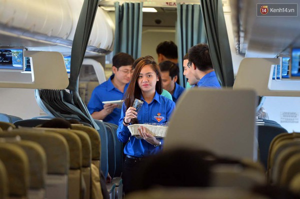 Nh&acirc;n vi&ecirc;n Vietnam Airlines mặc &aacute;o Đo&agrave;n thanh ni&ecirc;n phục vụ h&agrave;nh kh&aacute;ch trong chuyến bay ng&agrave;y 26/3 - Ảnh 6.