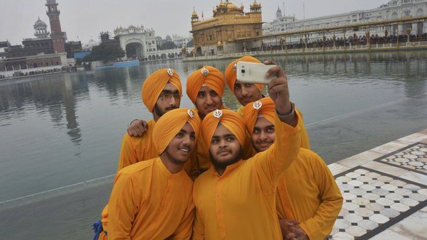 Ấn Độ th&agrave;nh lập 16 điểm cấm chụp selfie tại th&agrave;nh phố Mumbai - Ảnh 1.