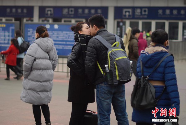 Những nụ hôn tạm biệt ở ga tàu Trung Quốc mùa về quê ăn Tết - Ảnh 8.