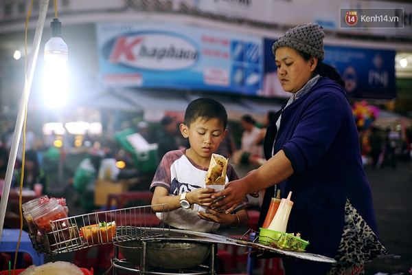 Hoàn cảnh khó nhọc của cậu bé 10 tuổi bán bánh tráng nướng nổi tiếng tại chợ Đà Lạt - Ảnh 6.