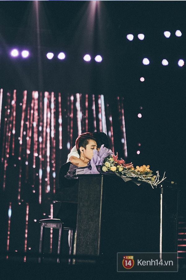 Những khoảnh khắc đẹp lay động trong liveshow Sơn T&ugrave;ng tại H&agrave; Nội - Ảnh 3.