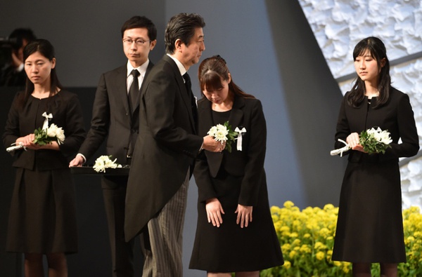 Người dân Nhật Bản cùng nắm tay tưởng niệm các nạn nhân thảm họa động đất sóng thần - Ảnh 8.