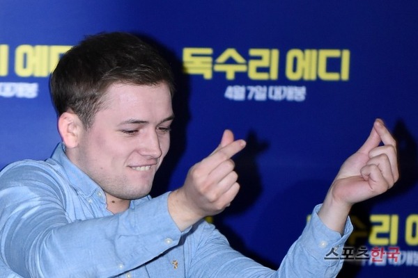 Hài hước cảnh sao Mật vụ Kingsman bối rối làm Finger heart sign khi đến Hàn - Ảnh 8.