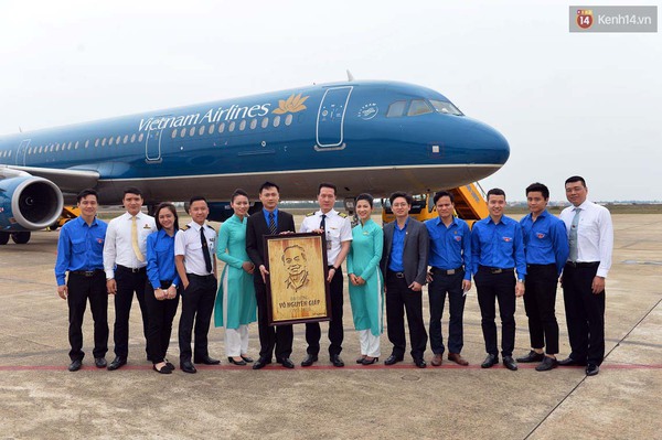 Nh&acirc;n vi&ecirc;n Vietnam Airlines mặc &aacute;o Đo&agrave;n thanh ni&ecirc;n phục vụ h&agrave;nh kh&aacute;ch trong chuyến bay ng&agrave;y 26/3 - Ảnh 9.