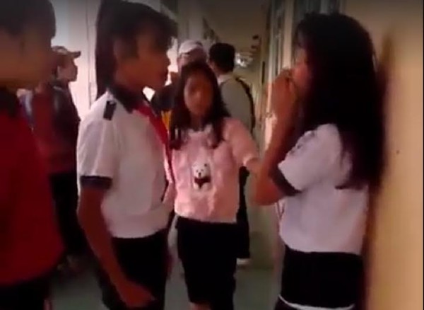 Phẫn nộ với clip 3 nữ sinh Huế đ&aacute;nh bạn &ldquo;tới tấp&rdquo; ngay trước ph&ograve;ng học - Ảnh 2.