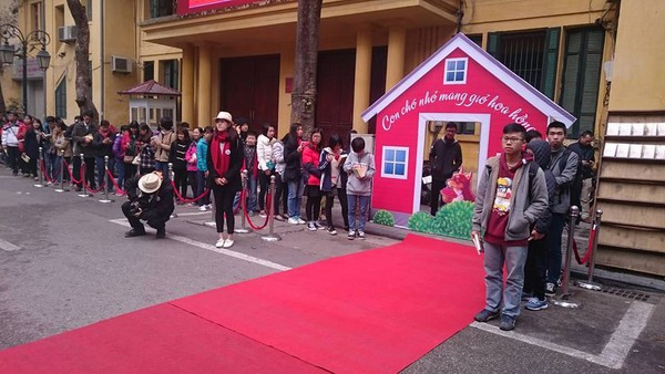 H&agrave;ng ngh&igrave;n bạn trẻ ki&ecirc;n nhẫn xếp h&agrave;ng d&agrave;i, chờ xin chữ k&yacute; nh&agrave; văn Nguyễn Nhật &Aacute;nh - Ảnh 1.