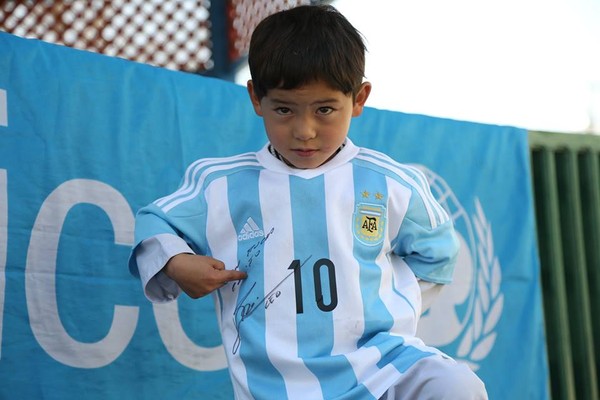 Kết thúc có hậu cho cậu bé nghèo làm áo đấu Messi bằng túi nilon - Ảnh 1.