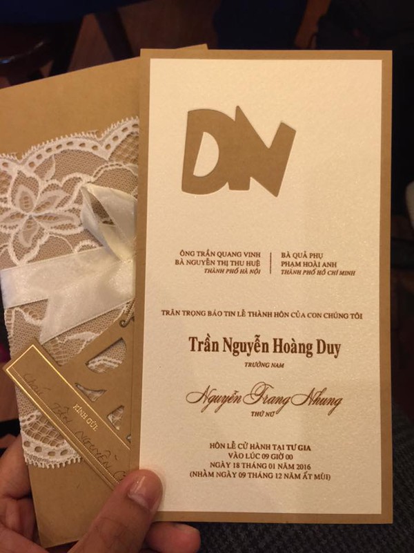 Hé lộ thiệp cưới của Trang Nhung sau gần một năm sinh con - Ảnh 1.