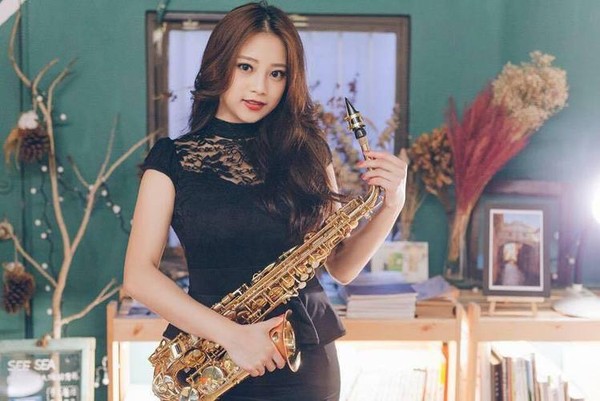 Mỹ nữ thổi saxophone sở hữu nhan sắc vạn người mê gây sốt Trung Quốc - Ảnh 1.