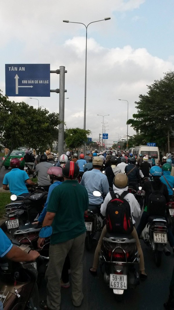 CSGT truy đuổi qu&aacute;i xế bị ng&aacute;o đ&aacute; như phim h&agrave;nh động ở S&agrave;i G&ograve;n - Ảnh 4.