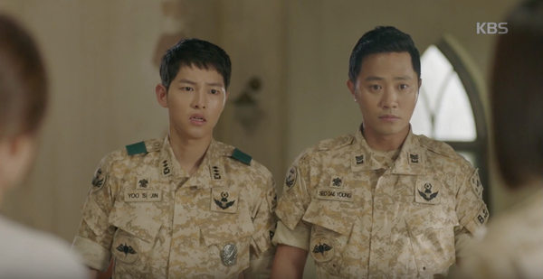 Hậu Duệ Mặt Trời: Joong Ki, Jin Goo t&aacute;i mặt khi bị người y&ecirc;u ph&aacute;t hiện ảnh chụp với g&aacute;i lạ - Ảnh 2.