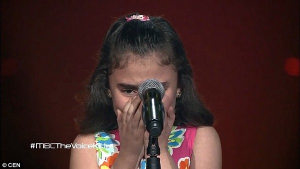 Nhiều người rơi lệ khi cô bé Syria cất tiếng hát kêu gọi hòa bình cho quê hương - Ảnh 2.