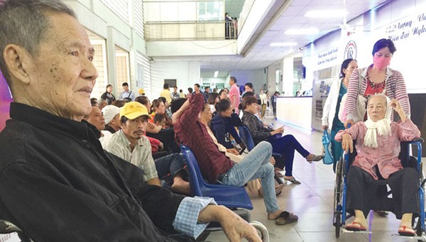 Viện ph&iacute; đồng loạt tăng gi&aacute;: Bệnh nh&acirc;n lo lắng, b&aacute;c sĩ trăn trở - Ảnh 1.