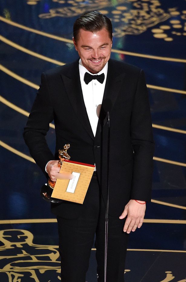 Leonardo DiCaprio bị nghi giơ ng&oacute;n giữa với Viện H&agrave;n L&acirc;m sau 4 lần hụt giải - Ảnh 1.