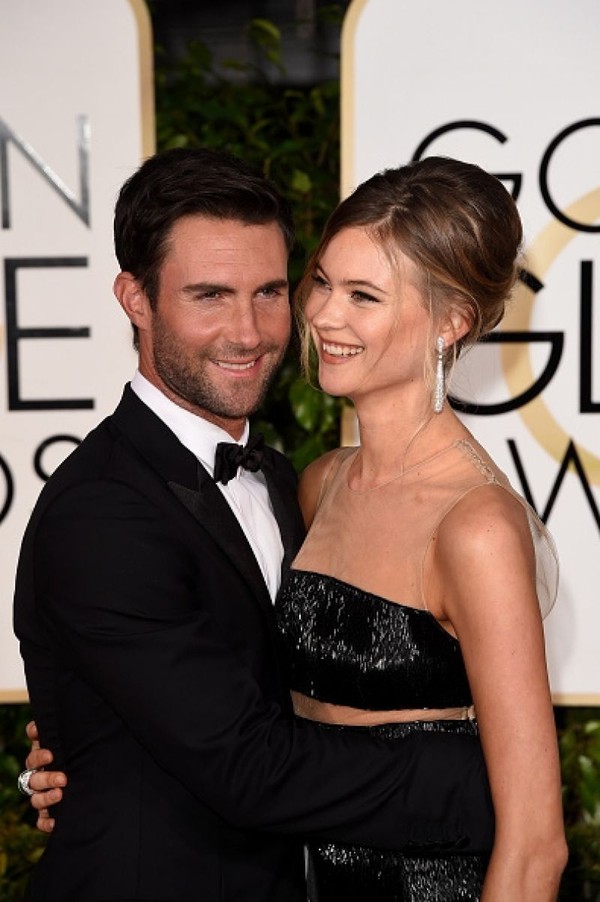 Adam Levine x&aacute;c nhận vợ đang mang thai con đầu l&ograve;ng - Ảnh 1.