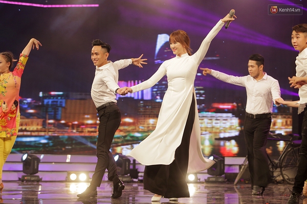 Giám khảo Trấn Thành say sưa hát theo bạn gái Hari Won tại Got Talent - Ảnh 4.