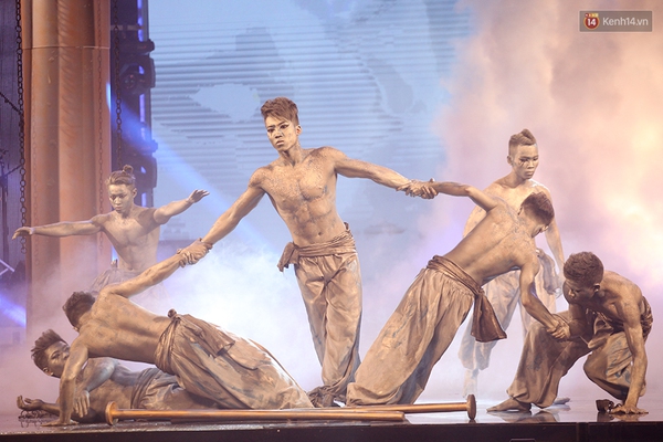 Got Talent: Gi&aacute;m khảo h&aacute; hốc mồm, v&aacute;i lạy tay trống đầu nấm 9 tuổi - Ảnh 11.