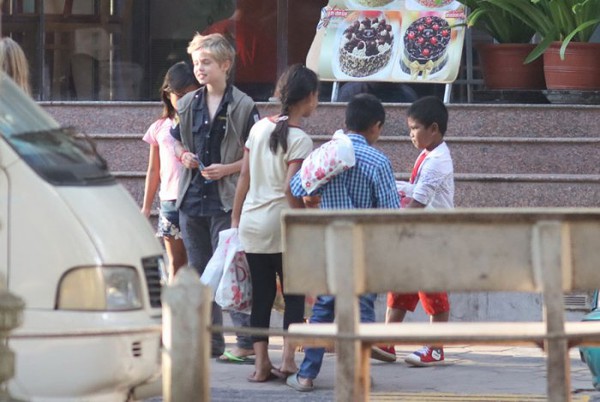 Rộ tin Angelina Jolie đang b&iacute; mật nhận th&ecirc;m con nu&ocirc;i ở Campuchia - Ảnh 2.