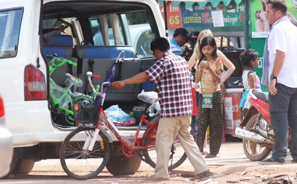 Rộ tin Angelina Jolie đang b&iacute; mật nhận th&ecirc;m con nu&ocirc;i ở Campuchia - Ảnh 4.