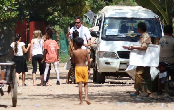 Rộ tin Angelina Jolie đang b&iacute; mật nhận th&ecirc;m con nu&ocirc;i ở Campuchia - Ảnh 5.